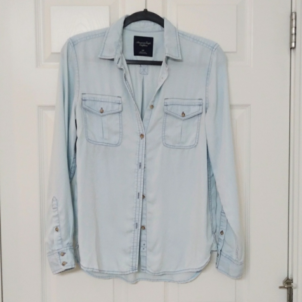 American Eagle Chambray Light Wash Long Sleeve